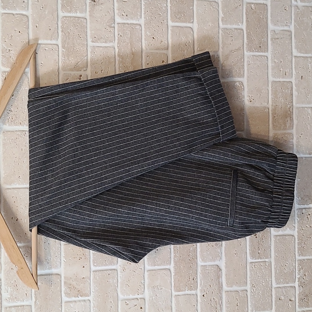 Tally Weijl Women's Gray with white stripes Jersey Cropped Pants (Sz 6)